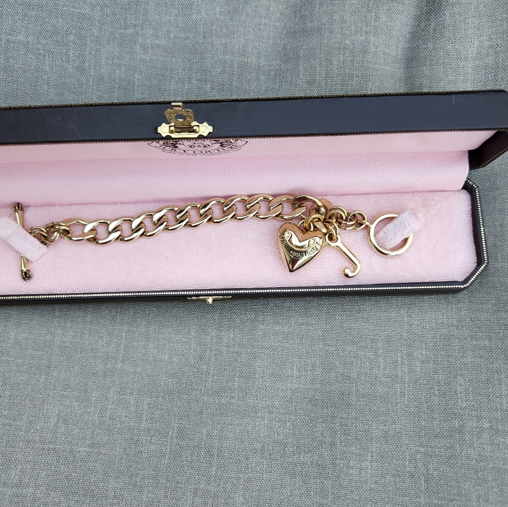 Juicy Couture Y2K Bracelet Gold Tone Heart Shaped J Pendant with box Bracelet